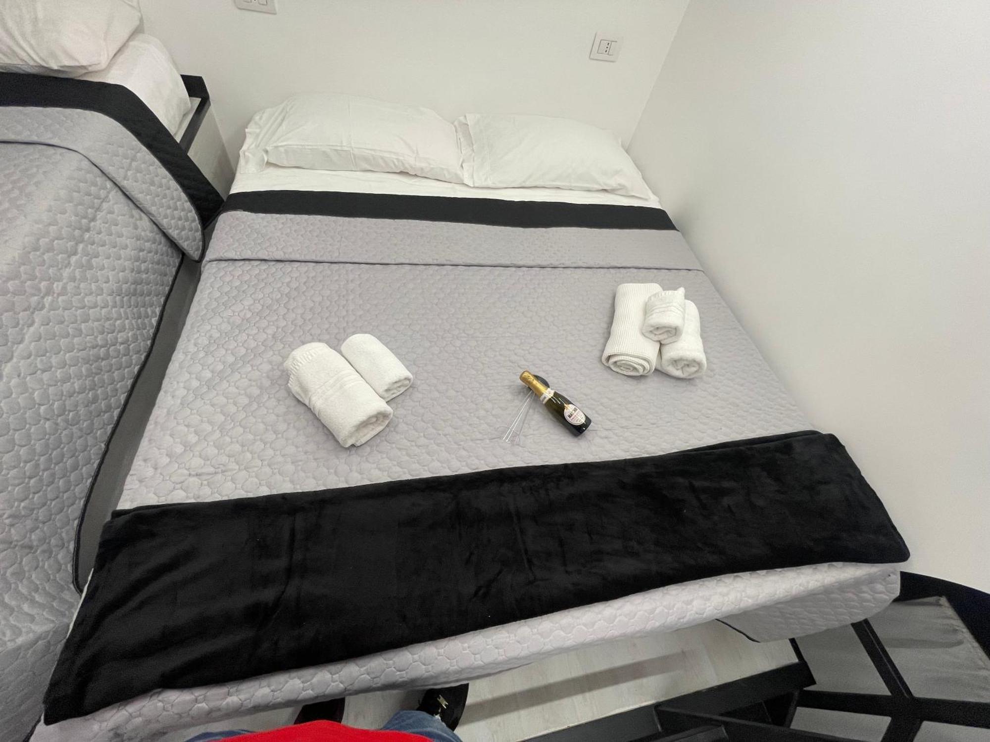 ホテル Lux House Naples Airport エクステリア 写真