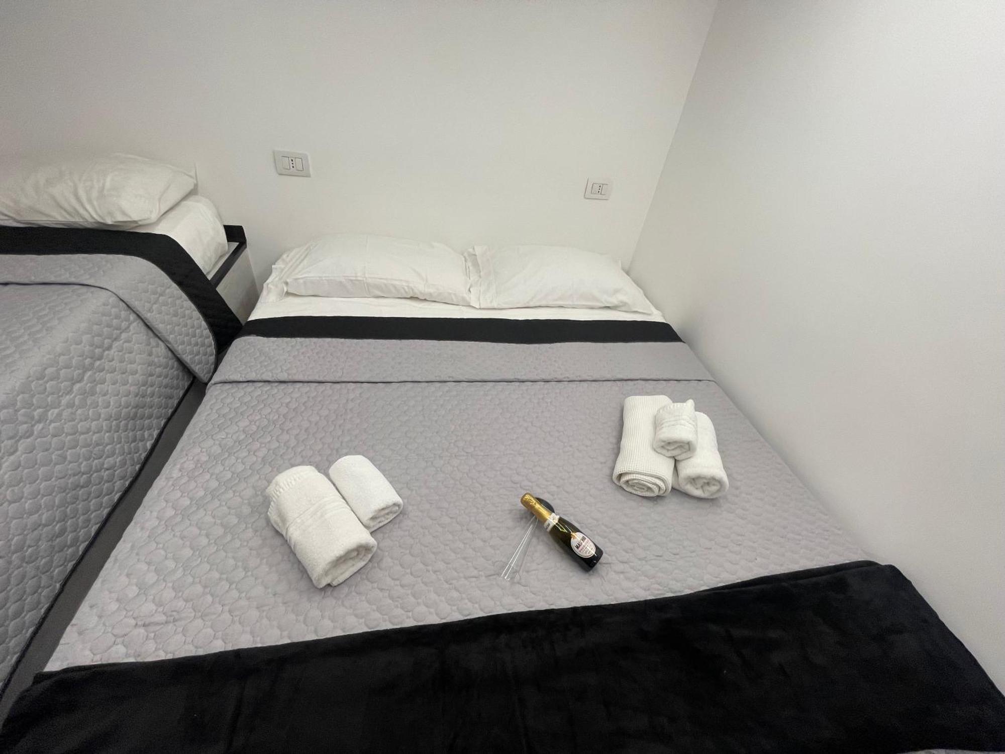 ホテル Lux House Naples Airport エクステリア 写真