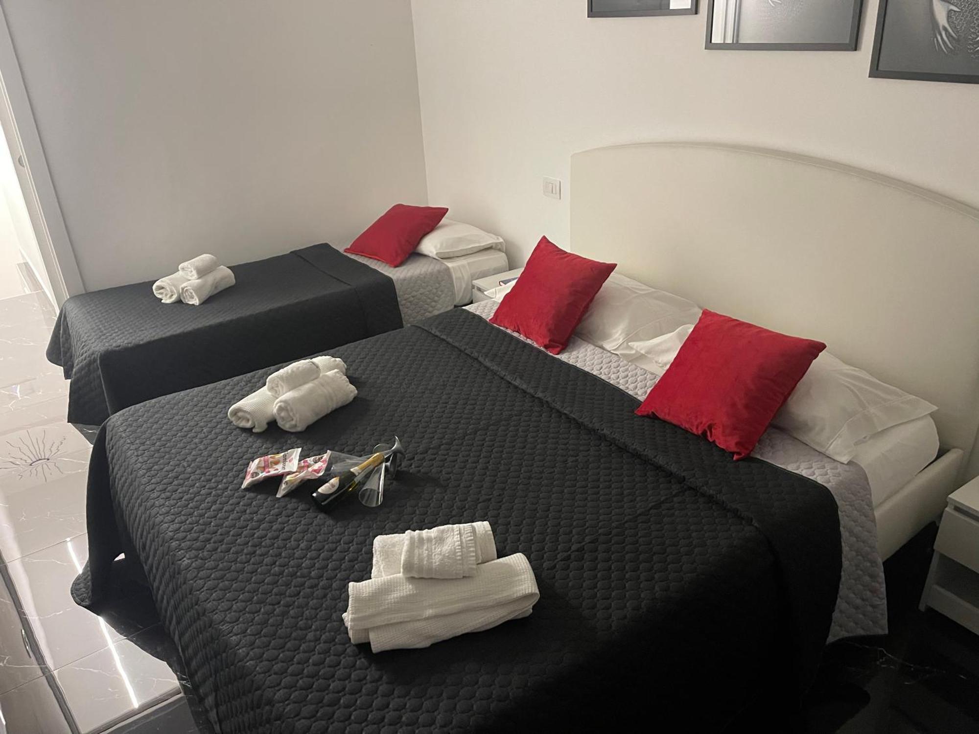 ホテル Lux House Naples Airport エクステリア 写真